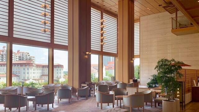 ロビーラウンジ「すみれ」① / 1