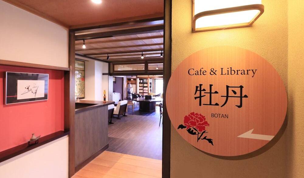 大人の休み時間
読書にふけるひととき / 4