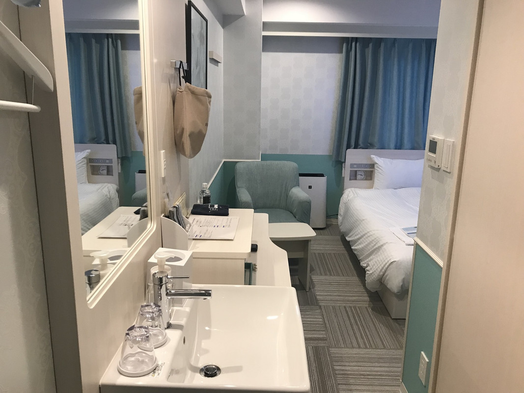 洗面台とベッド