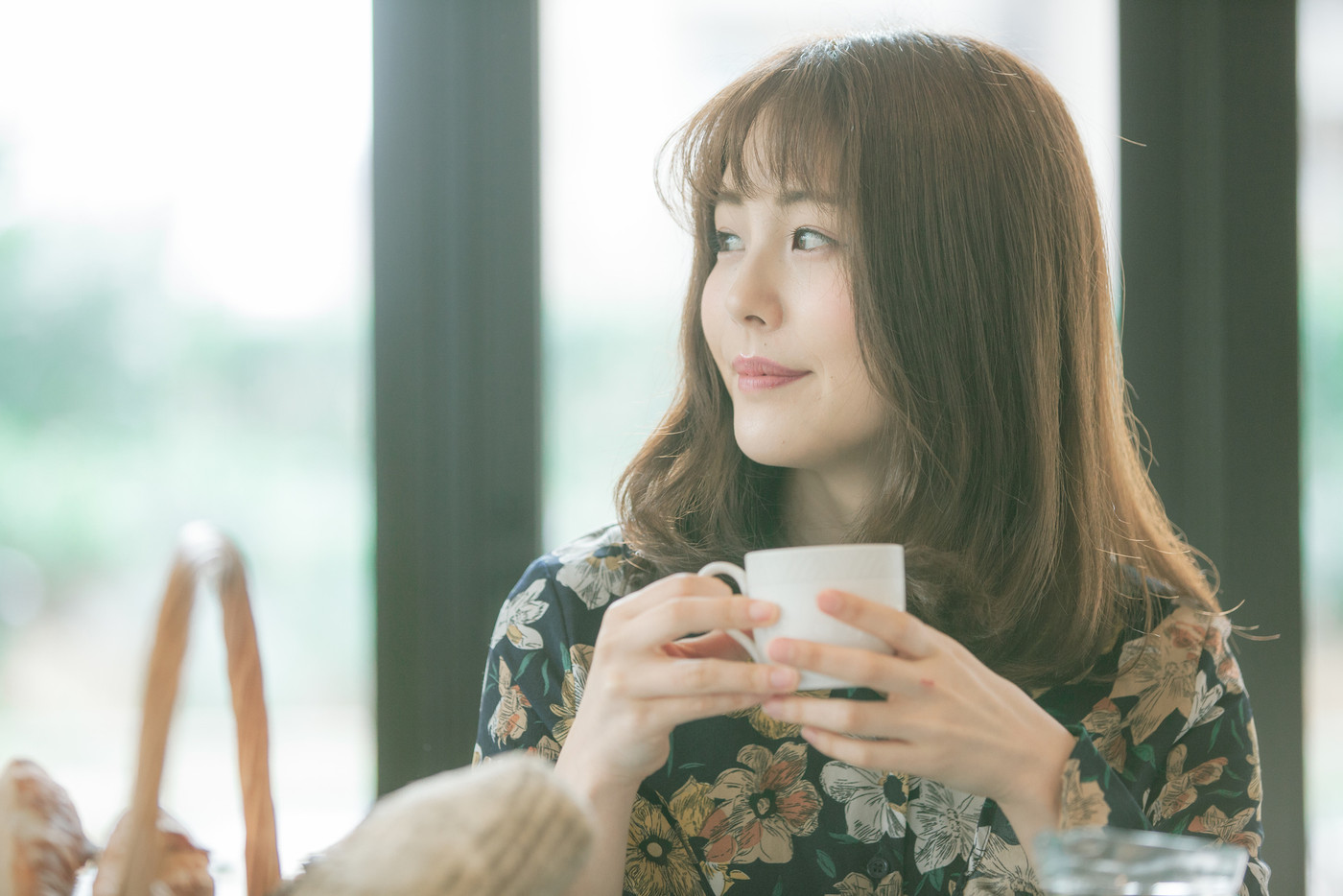 レストランでブランチする若い日本人女性
