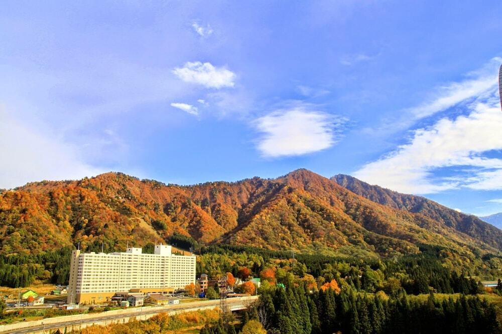 ホテルと周辺の山々