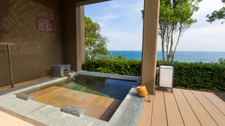 月の浮かぶ露天風呂のリラクゼーションスイート [和洋室] [禁煙] [海が見える]