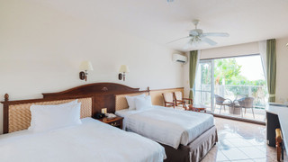 スタンダード ルーム シングルベッド 2 台 バルコニー プールサイド (1st Floor;with Extra Bed)