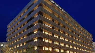 施設の正面 (日没後) / 2