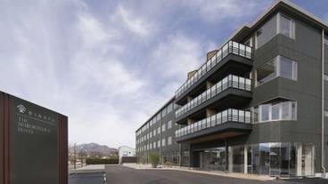 ホテル本館外観 / 1