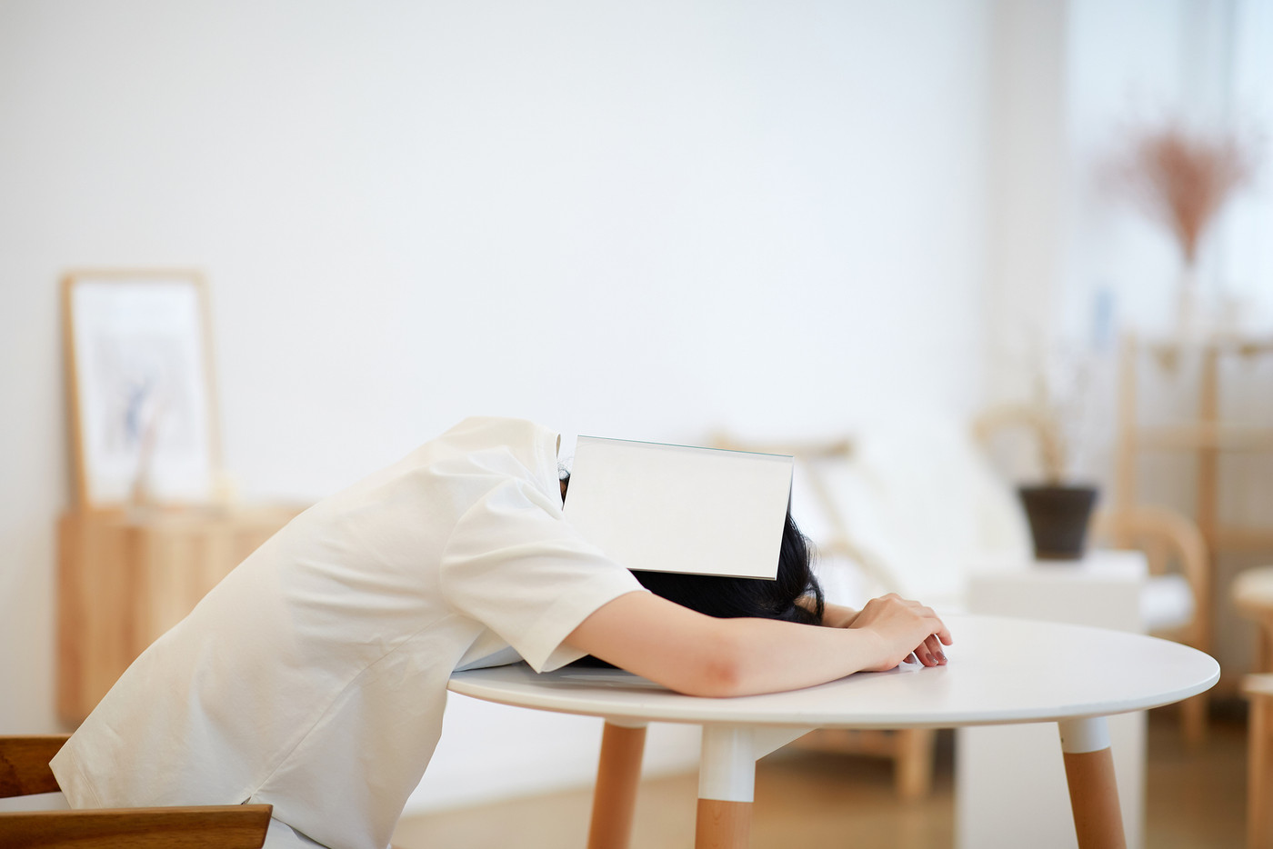 집에서 여가를 즐기는 젊은여자