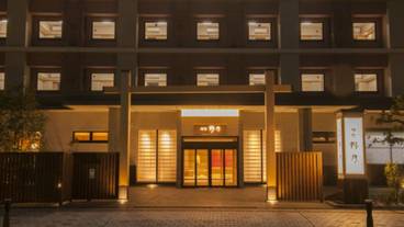 施設の正面 (日没後) / 4