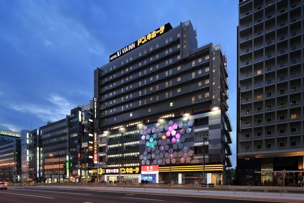 施設の正面 (日没後)