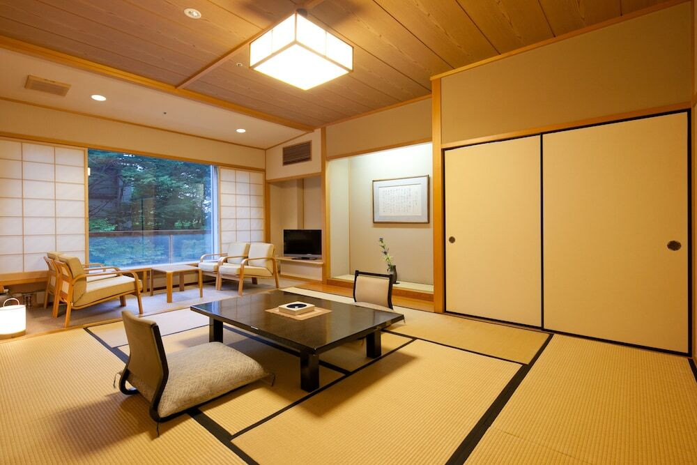 利根川渓流を望む和室