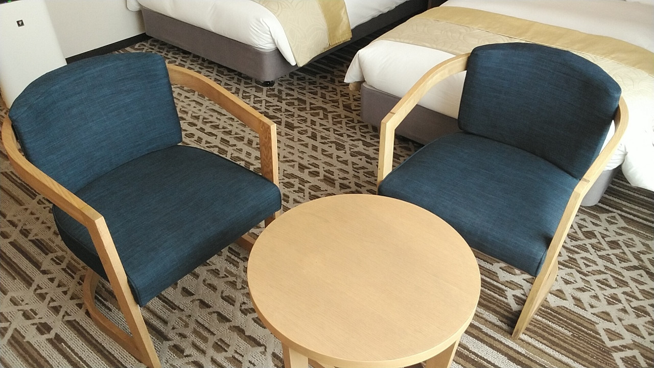 テーブルとイスが便利です