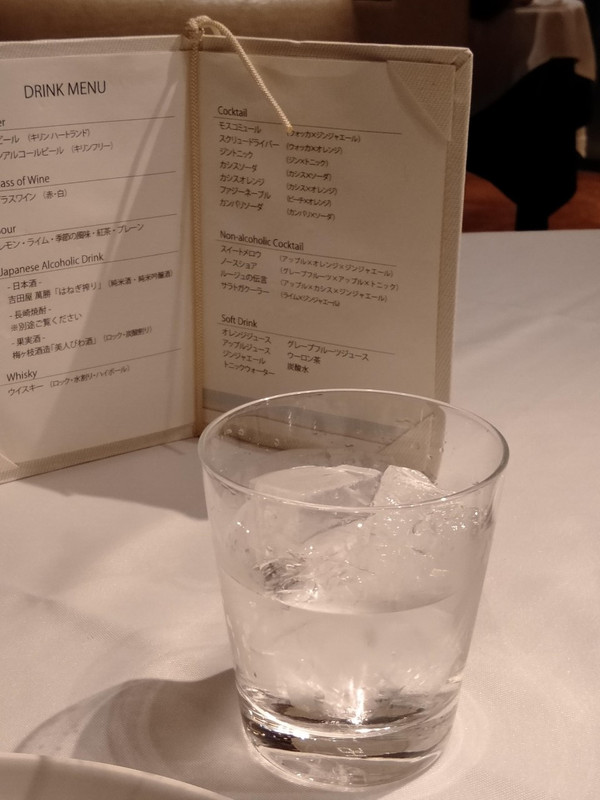 夕食時のドリンクはフリー