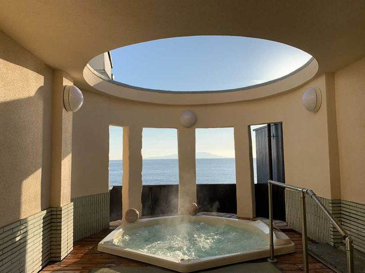 朝食前に貸切風呂でゆっくりしました。海から徐々に昇る朝日を眺めるという贅沢な時間でした。