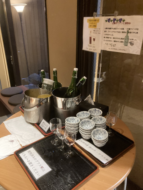 フロント前のワイン試飲場所