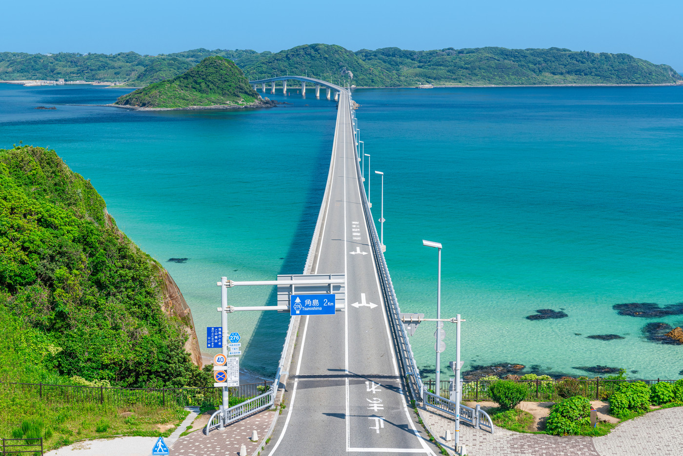 山口県下関市　コバルトブルーの海と快晴の角島大橋