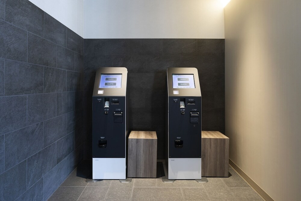 チェックイン / チェックアウト キオスク