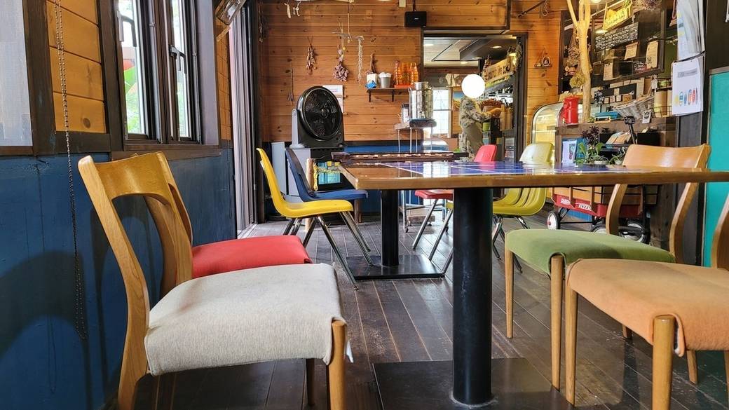 ハワイアンムードあふれる店内 / 4