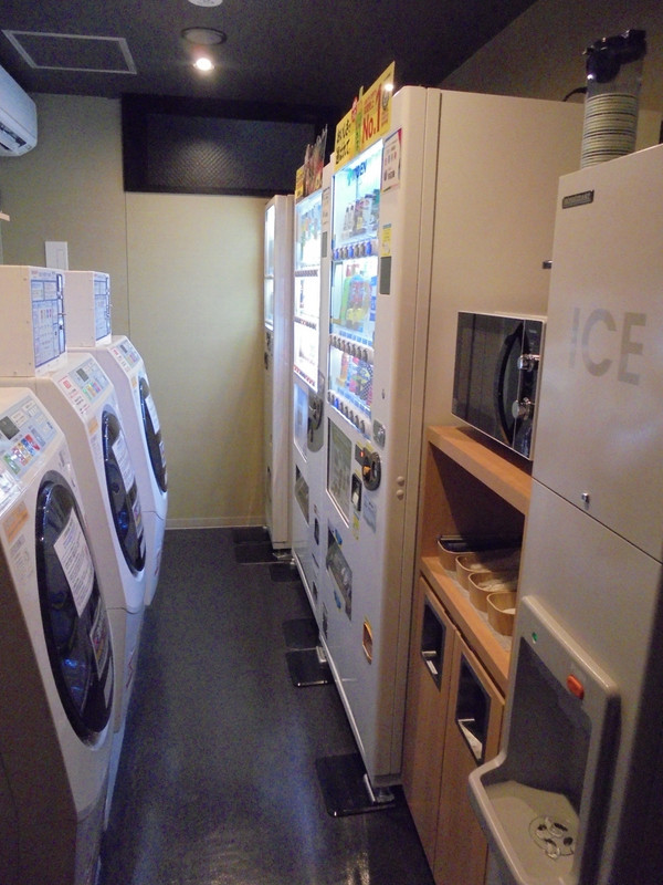 一階　自販機、コインランドリー、電子レンジなど