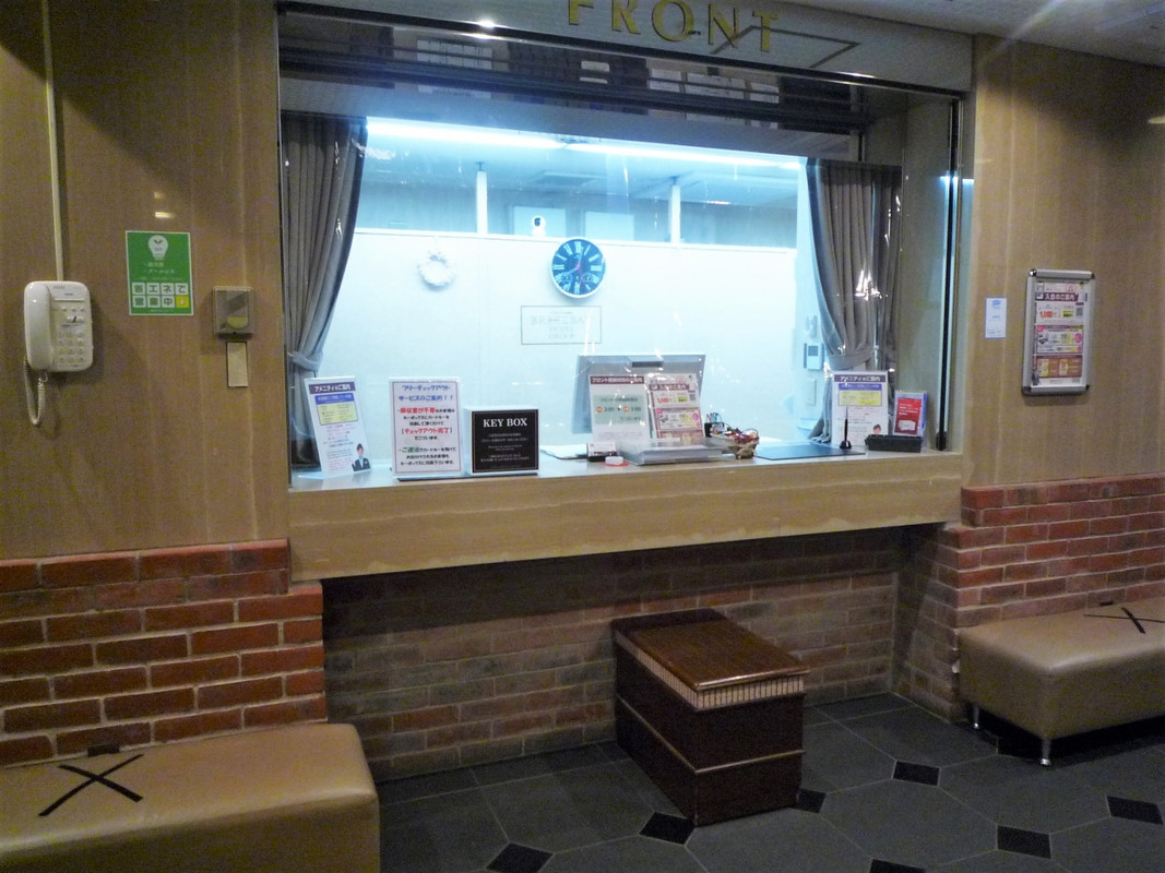 1階 フロントは超コンパクト?