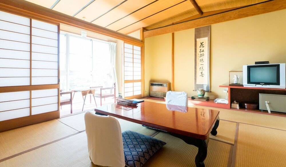 諏訪湖一望の客室で
のんびり寛ぐ / 1