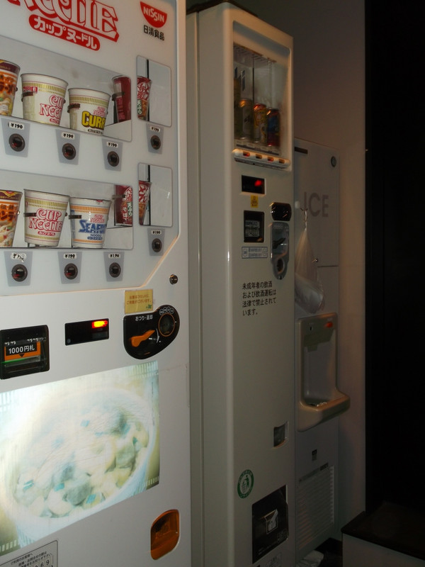 コインランドリーの隣には自販機。