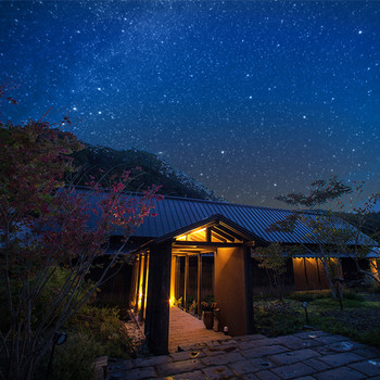 源泉かけ流しの半露天風呂付き客室で贅沢ステイが叶う3422568