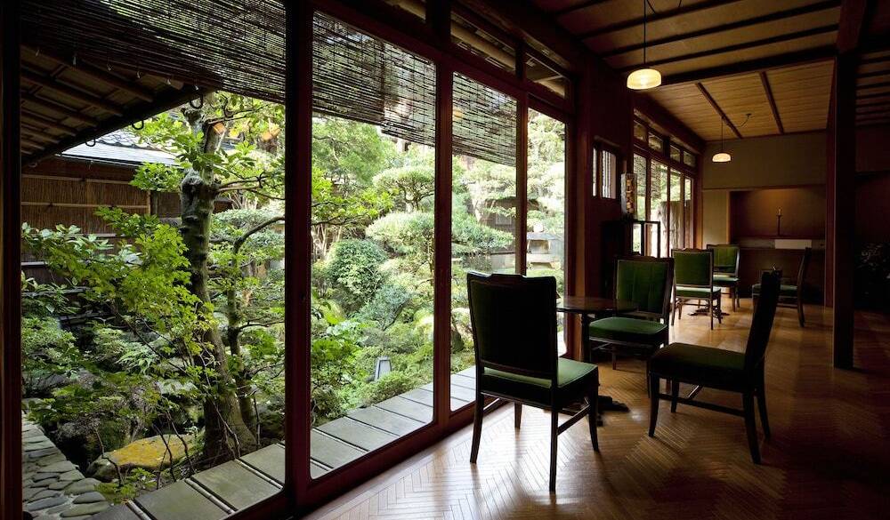 日本庭園を目の前に望む / 2