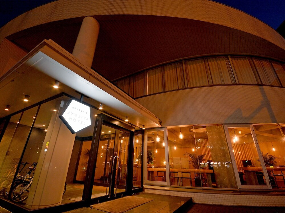 施設の正面 (日没後)