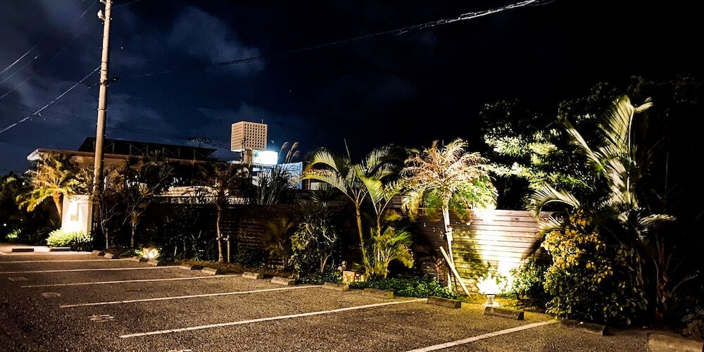 施設の正面 (日没後)