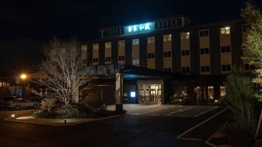 施設の正面 (日没後) / 1