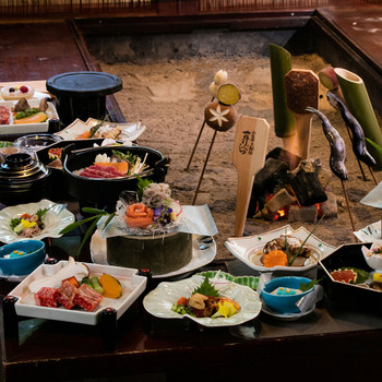 お喋りが弾む！名物「囲炉裏料理」3700970