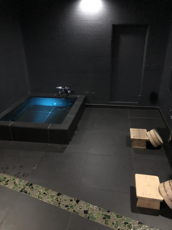 和風の建物の中で革新的なデザインの湯船に浸かる3992900