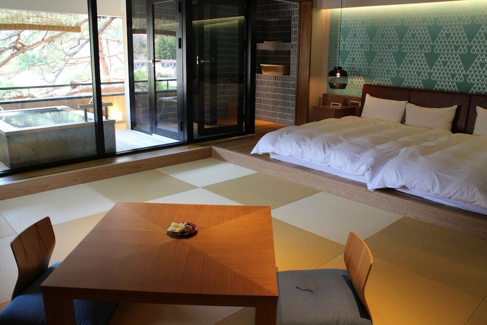 歴史を感じる旅館でレトロな温泉を堪能4055087