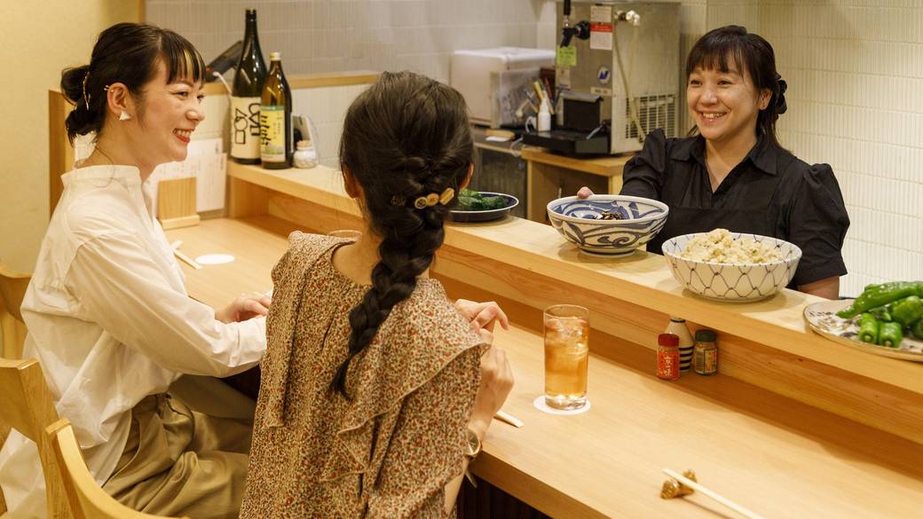 街での食事イメージ / 2