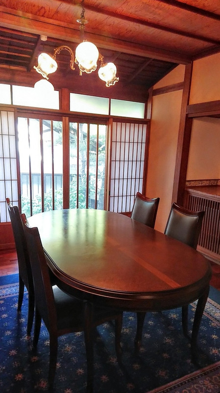 お食事はお部屋の洋室にて