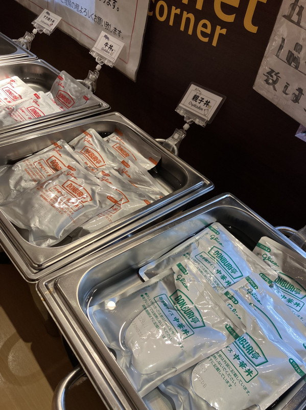 用意されてる夜食用のレトルト