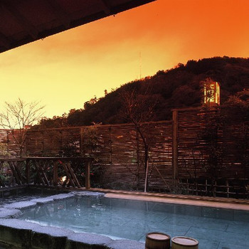 庭園風の露天風呂で、日頃の疲れを流しましょう3930469