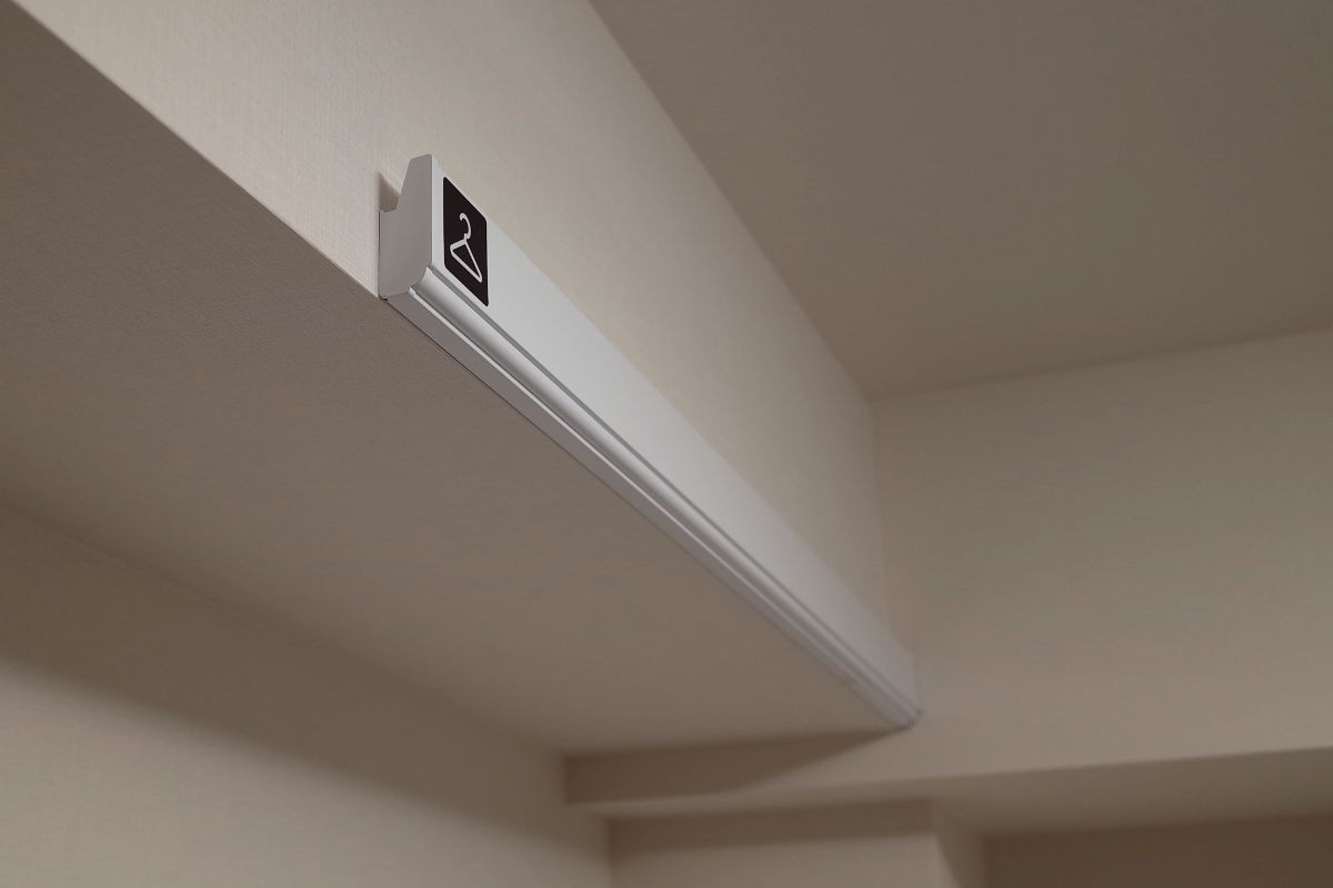 ここにハンガーをかければエアコンの風で洗濯物がきっと乾くはず