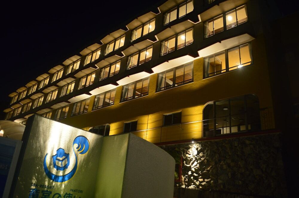 施設の正面 (日没後)