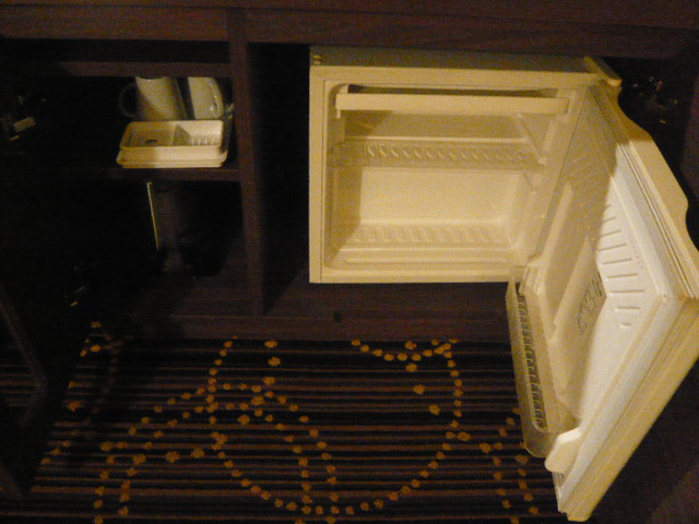 ＫＫＲホテル東京の客室の冷蔵庫です。使いやすいので安心です。