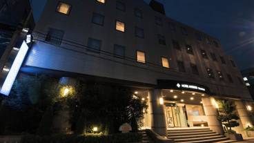 施設の正面 (日没後) / 4