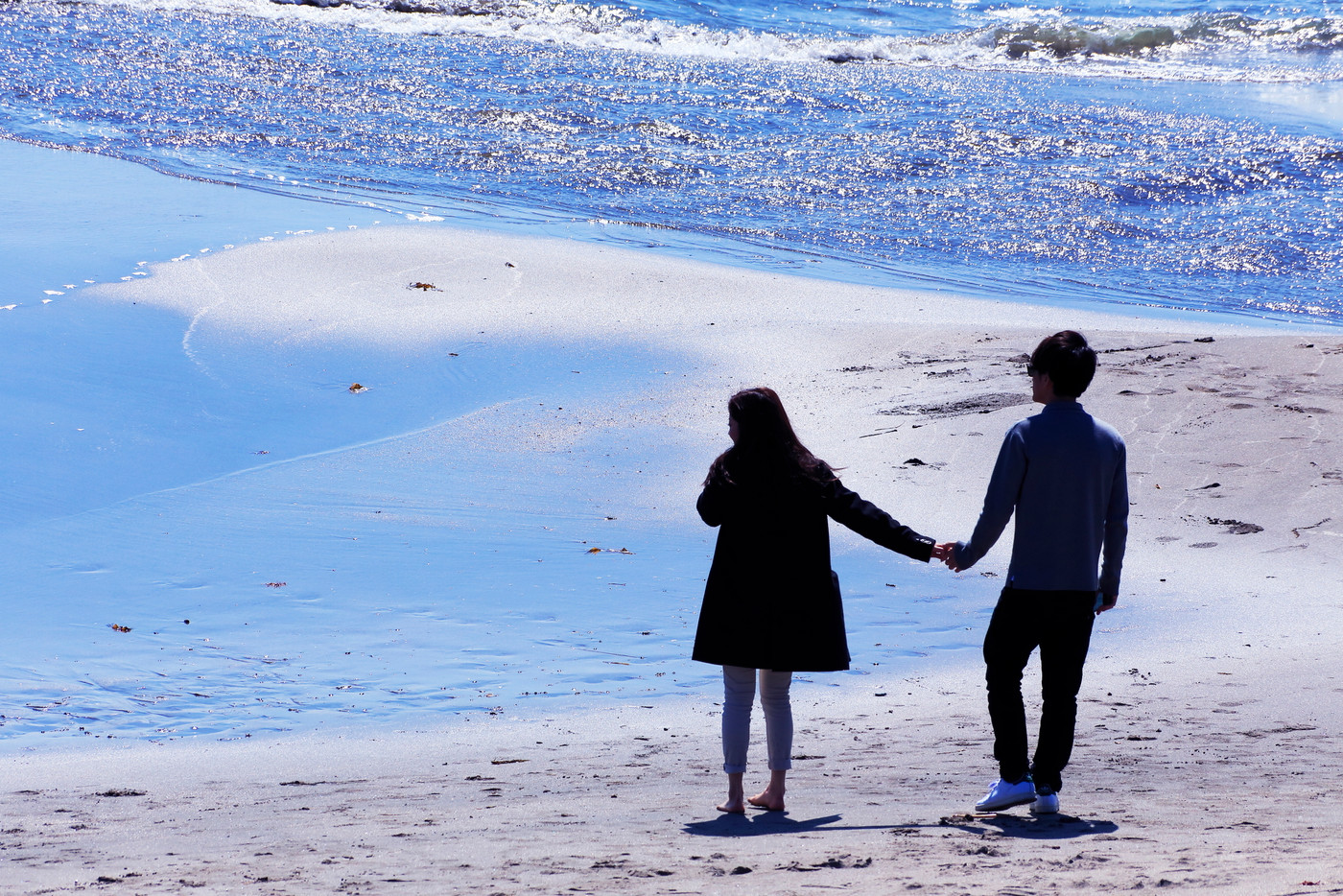 湘南海岸で手をつなぐアベック