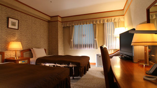 ツインルーム　セミダブルサイズベッド 2 台　シティ ビュー　南向　喫煙可