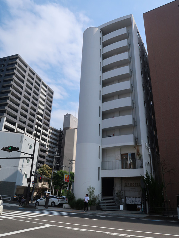 JR仙台から徒歩10分足らず。白い建物がOF HOTEL。