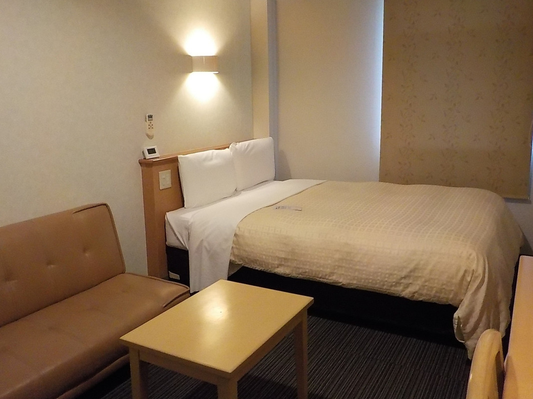 部屋はセミダブルベッドとソファがあります。