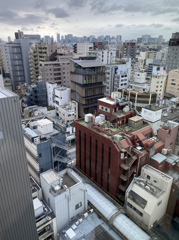 右に「浅草文化観光センター」とその前が「雷門」