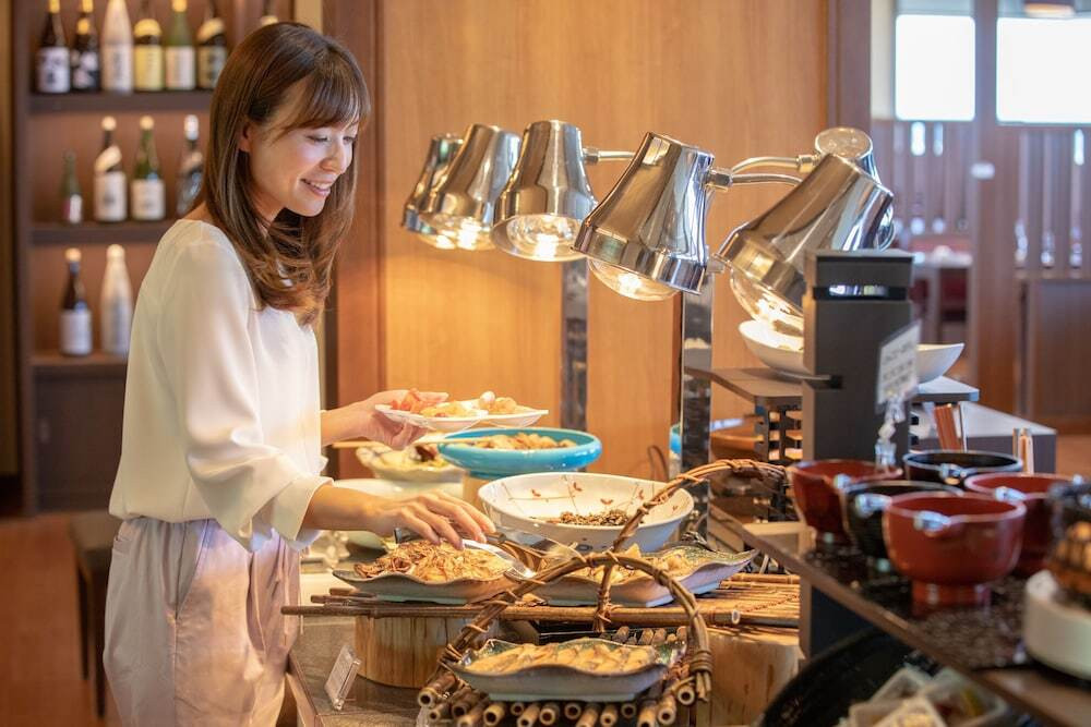 バラエティ豊富な料理が並ぶ朝食3707345
