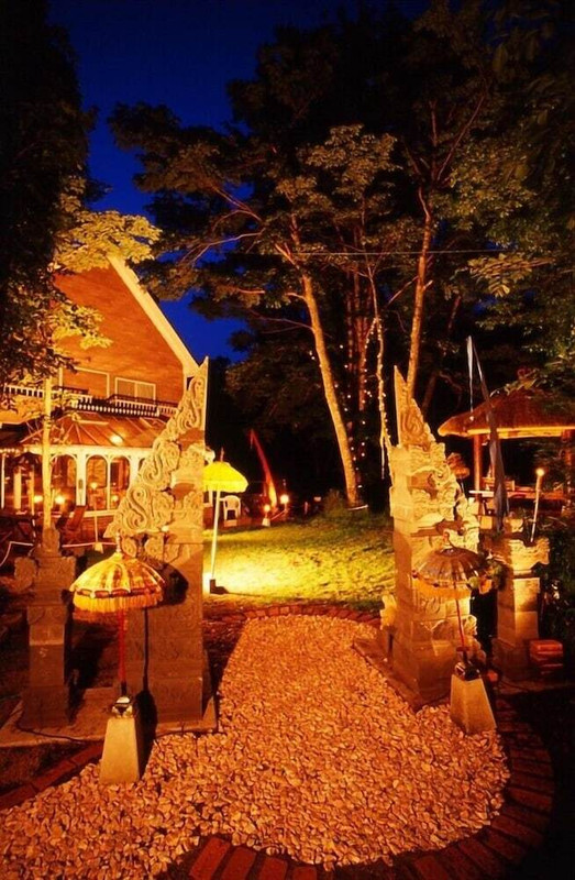 施設の正面 (日没後)