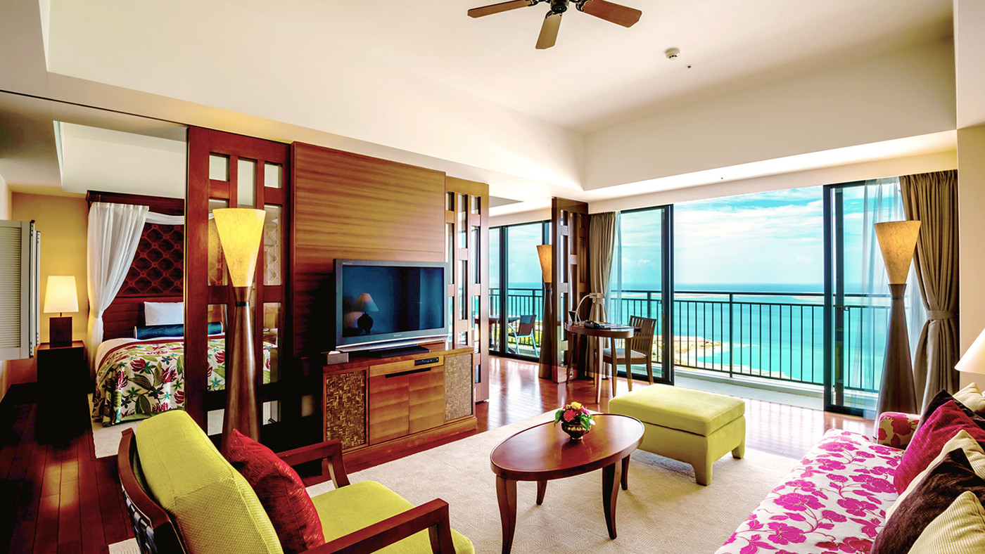 白砂のビーチが目の前に！疾走感あふれる虹色のウォータースライダーを楽しもう3657606