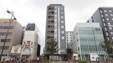 施設の正面 (日没後) / 1