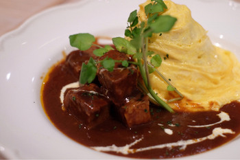 「3 Little Eggs ららぽーと富士見」料理 49166 豪州の黒牛を煮込んだデミグラスソース